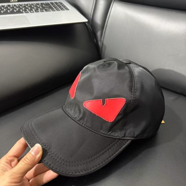 dior hat (复制)