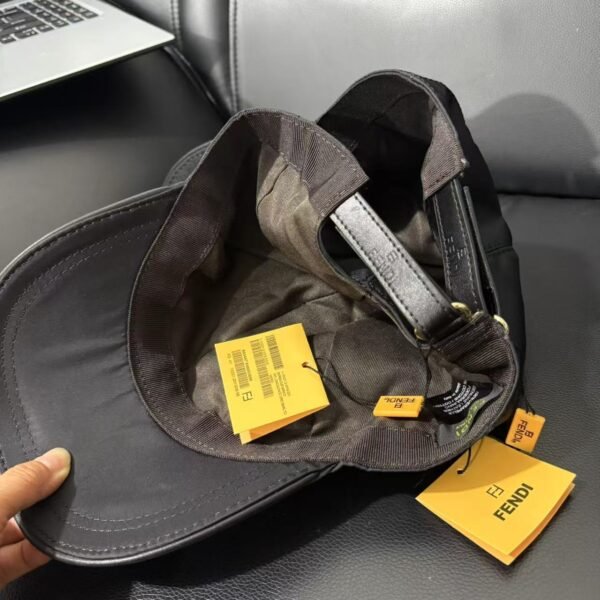dior hat (复制)