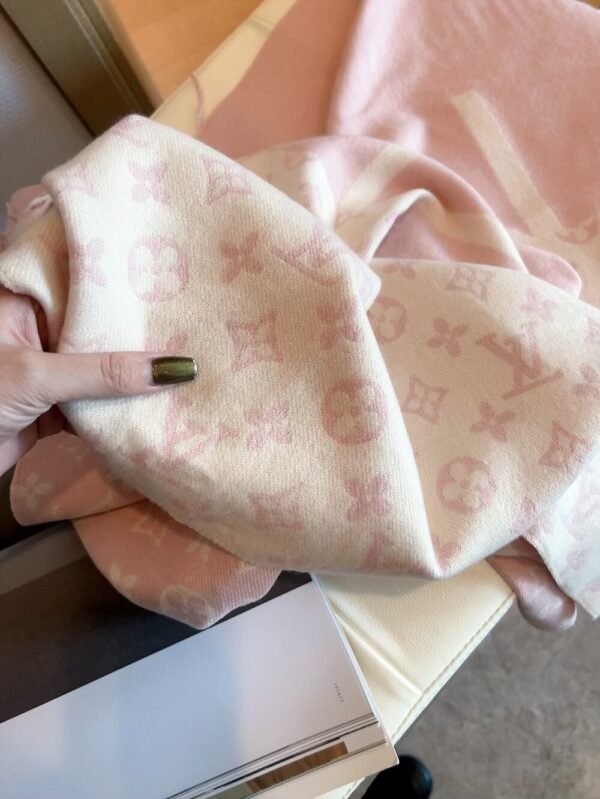 lv scarf