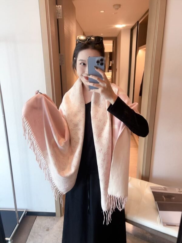 lv scarf