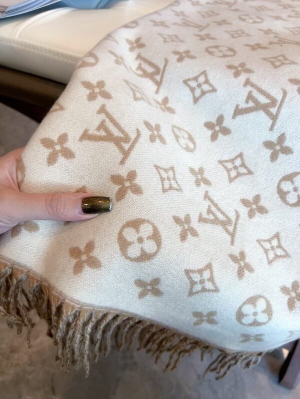 lv scarf