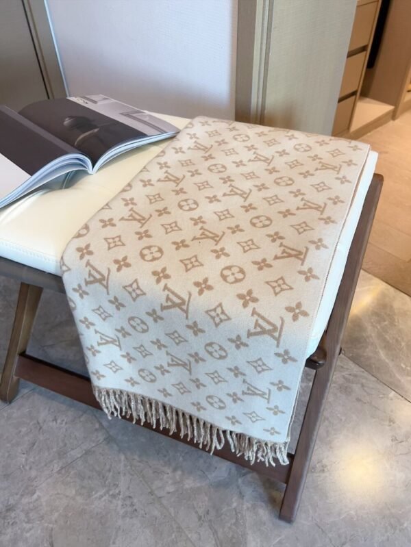 lv scarf